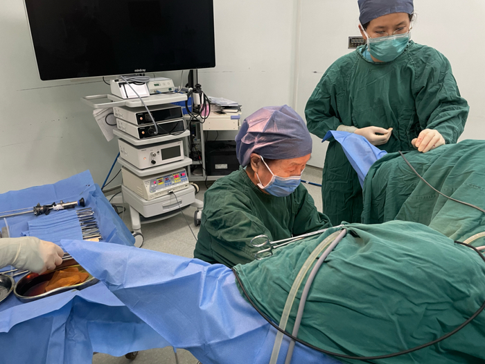 手术中的夏恩兰医生/汪航摄
