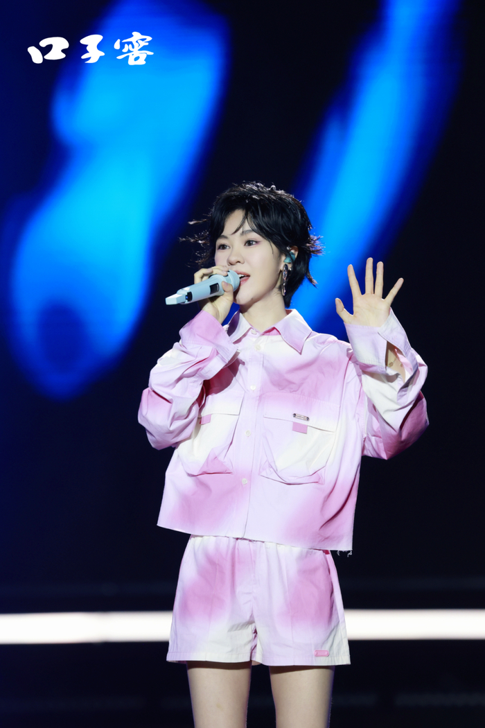 △ 郁可唯献唱《路过人间》 △