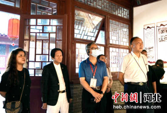 影片主创团队参观晏阳初故居。 王夏菲 摄