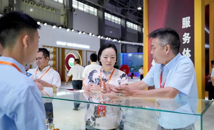 茅台技术开发公司领导查看展厅筹备情况