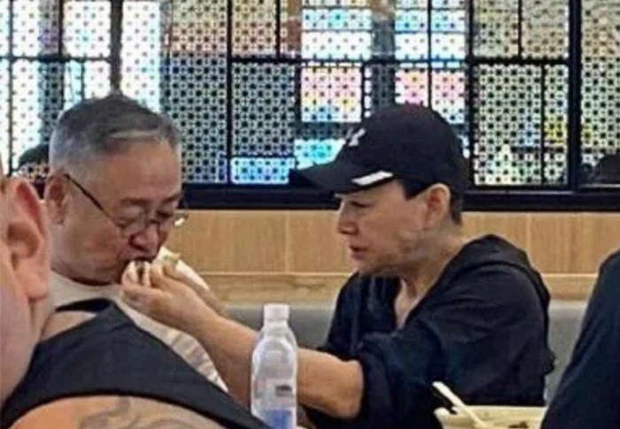 宋丹丹庆64岁大寿，众星现场道贺，姜妍携老公参加，张一山也来了