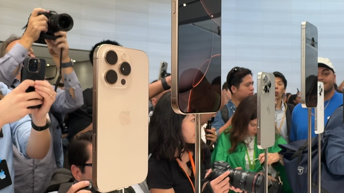 iPhone 16 Pro沙漠色钛金属款（记者摄）