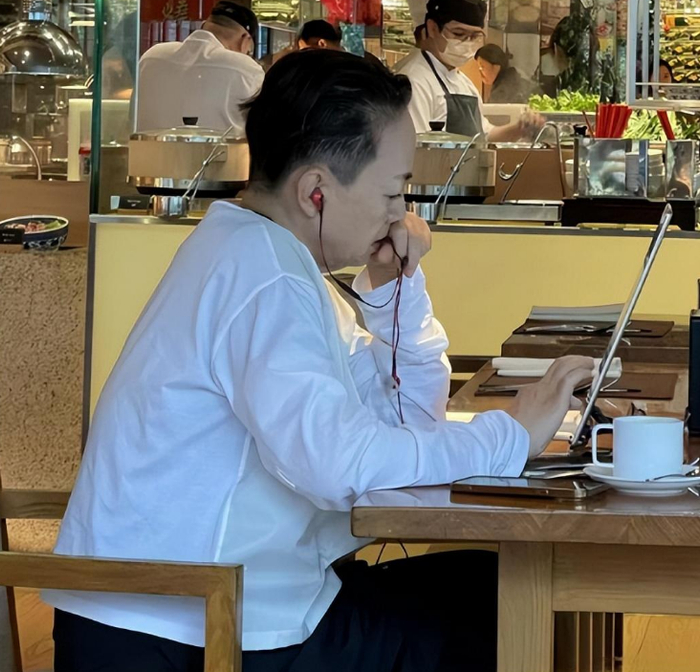 宋丹丹庆64岁大寿，众星现场道贺，姜妍携老公参加，张一山也来了