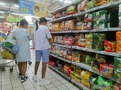 图为消费者在超市选购方便食品。