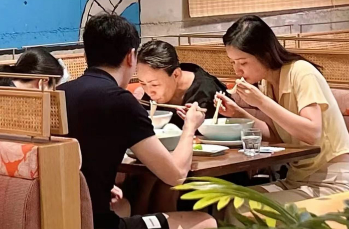 宋丹丹庆64岁大寿，众星现场道贺，姜妍携老公参加，张一山也来了