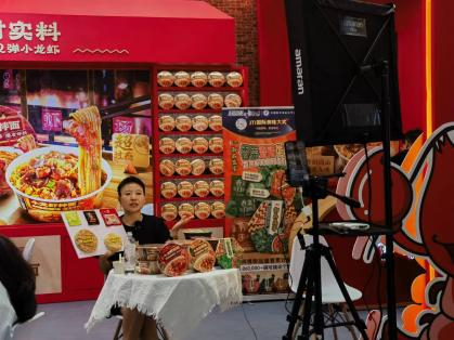 图为主播在直播售卖方便食品。