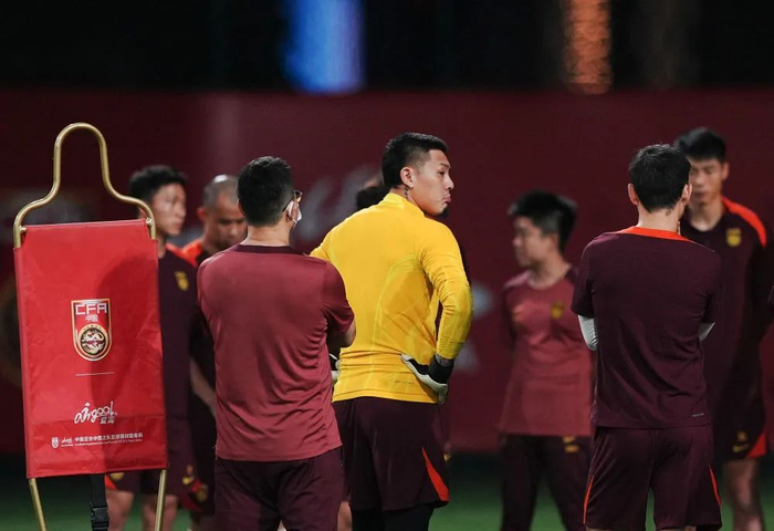 9月7日，中国队守门员王大雷（中）在训练前。（图源：新华社）