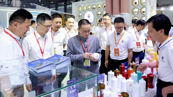 张德芹到展区了解现场情况