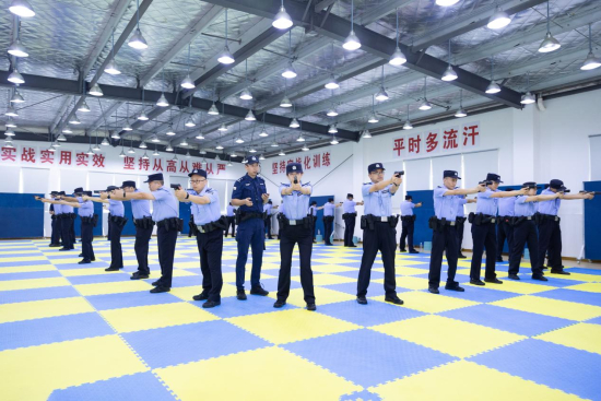 图为学员正在进行室内模拟射击训练。闫兆红 摄