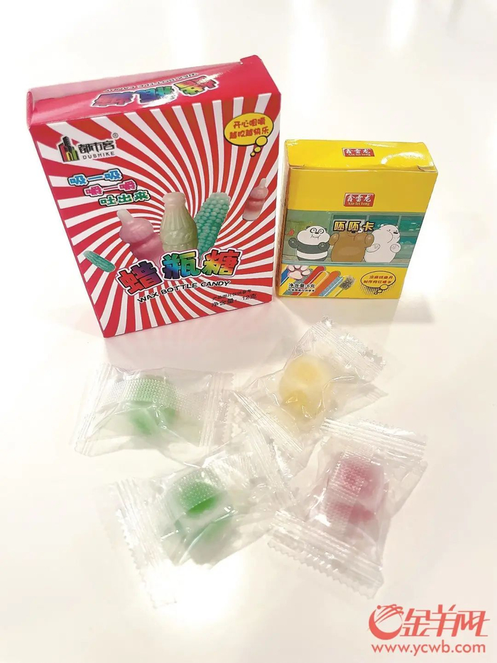 记者在小学周边小卖部买回两款蜡瓶糖