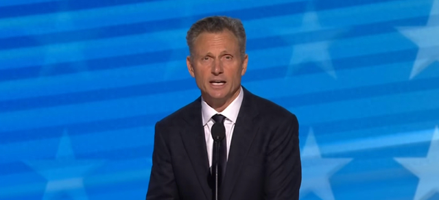 美国演员、导演托尼·戈德温在民主党全国代表大会上演讲。视频截图 