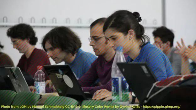 仔细看，条纹之下的照片真的是黑白的 | Manuel Schmalsteig/Øyvind Kolås