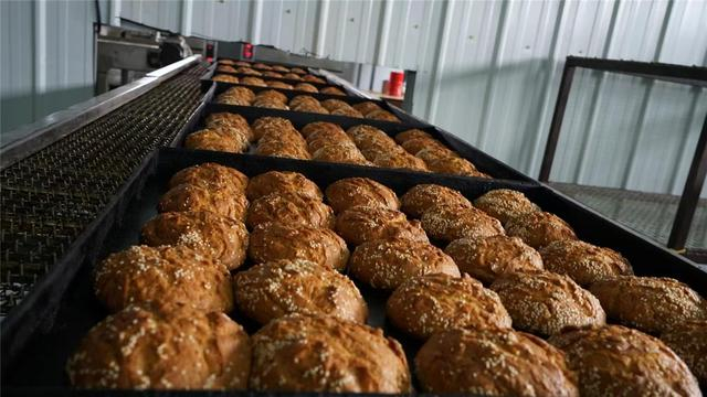 刚出炉的丰镇月饼。