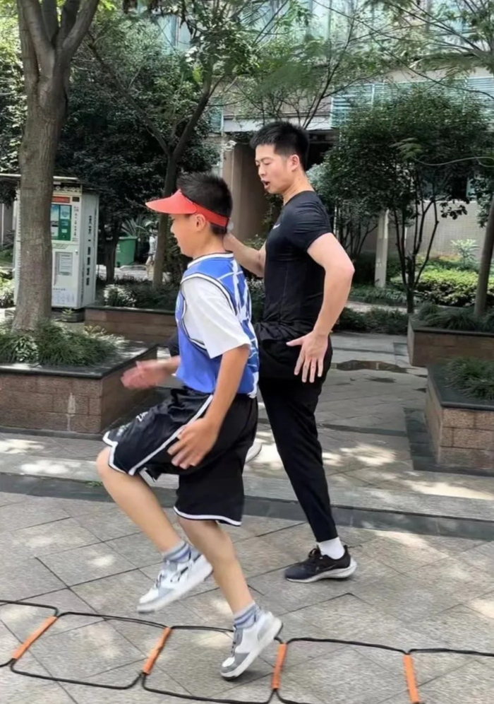 上门的体育教练。图据长江日报