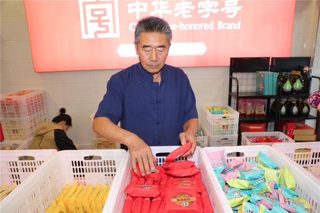 李恩宝在整理月饼。