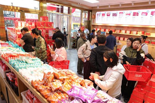 人们在选购月饼。