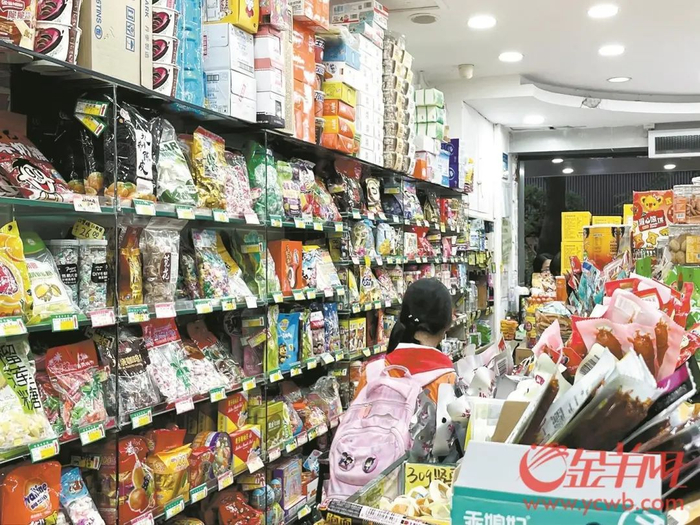 学生在学校周边商店选购零食