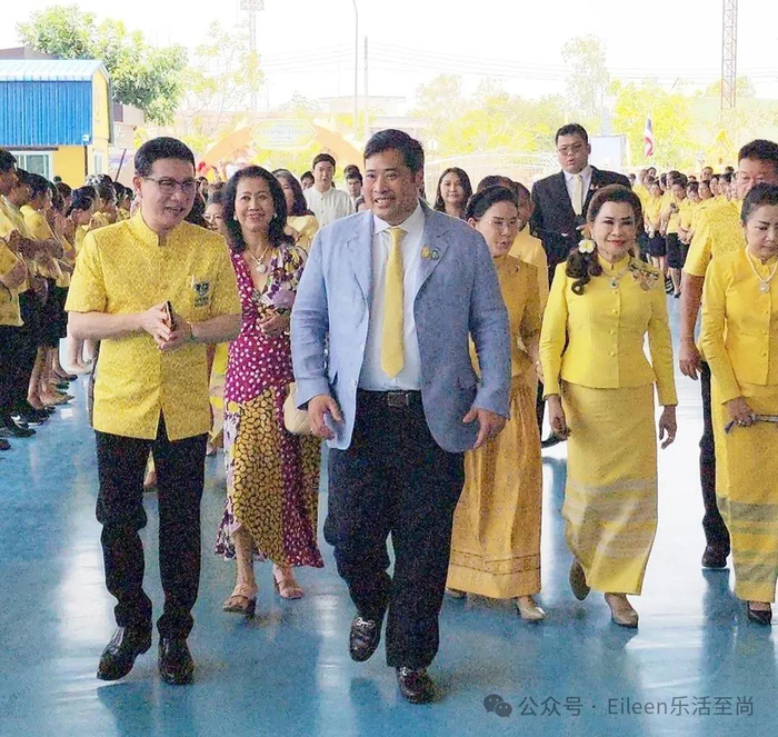 ▲左二为尤瓦提达，左三为二儿子瓦查拉索恩