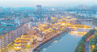 南正街灯火璀璨。肖南波摄