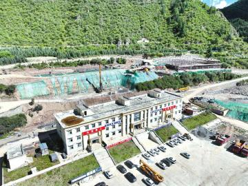 正在建设中的白玉县第二中学。 白玉县财政局供图
