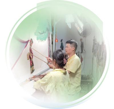 民间艺人丁武夫妇在表演皮影戏。本报记者 周 欢摄