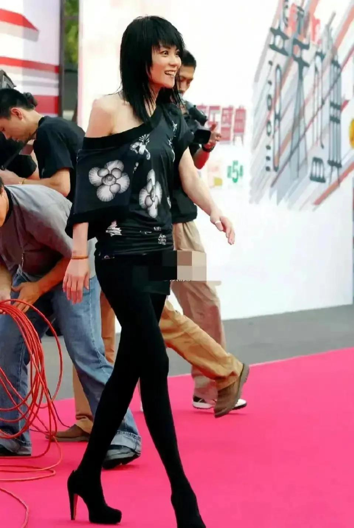 王菲最新街拍:真挺雷的,别尬吹了