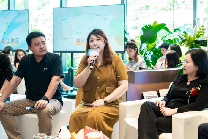 武汉市硚口更新安居供应链有限公司硚帮住平台负责人张祺琦进行政策解读。图片由凯德淮海壹号提供