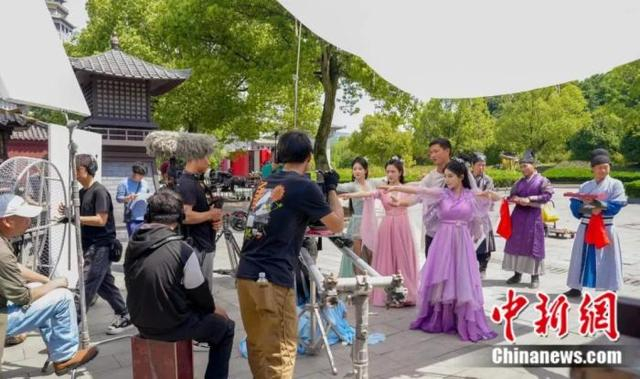 正在拍摄的剧组。图源：金华日报