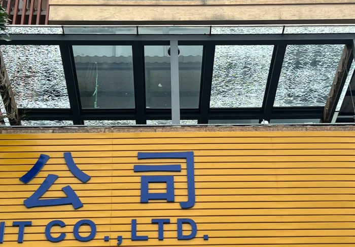 海口海甸岛一临街铺面受损严重。陈标志/摄