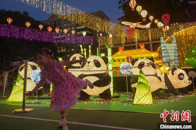 图为小朋友在灯会上游玩。中新网记者 陈永诺 摄