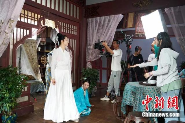 华夏文化园微短剧拍摄现场。单冠定 摄