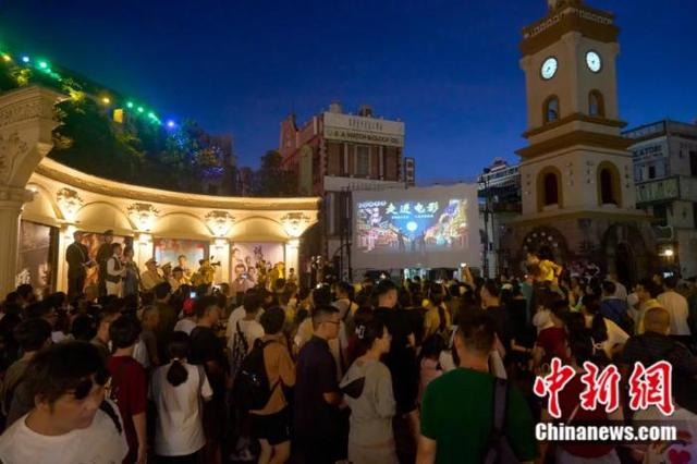 游客在观看广州街演艺秀。单冠定 摄