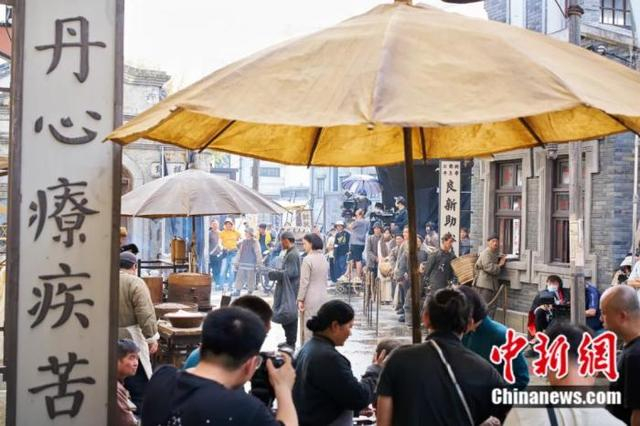 横店影视城景区内的片场。单冠定 摄