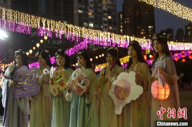 图为身穿汉服的市民在灯会上合影。中新网记者 陈永诺 摄