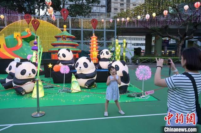 图为小朋友在彩灯前合影。中新网记者 陈永诺 摄