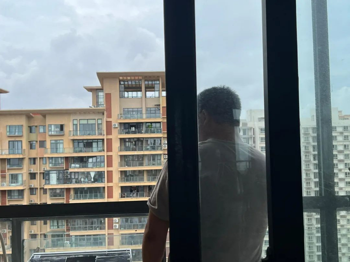 海口一居民打电话让朋友过来帮忙。陈标志/摄