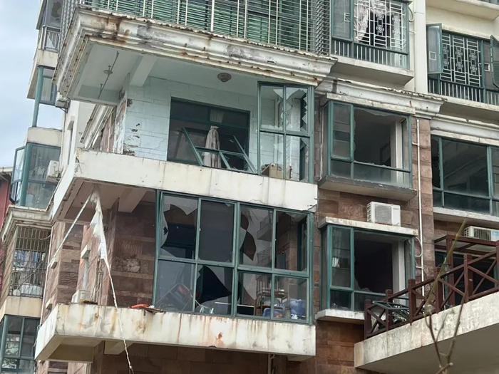 海口碧海大道某小区玻璃受损严重。陈标志/摄