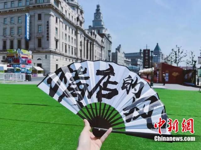 文创扇子。图源：横店影视城