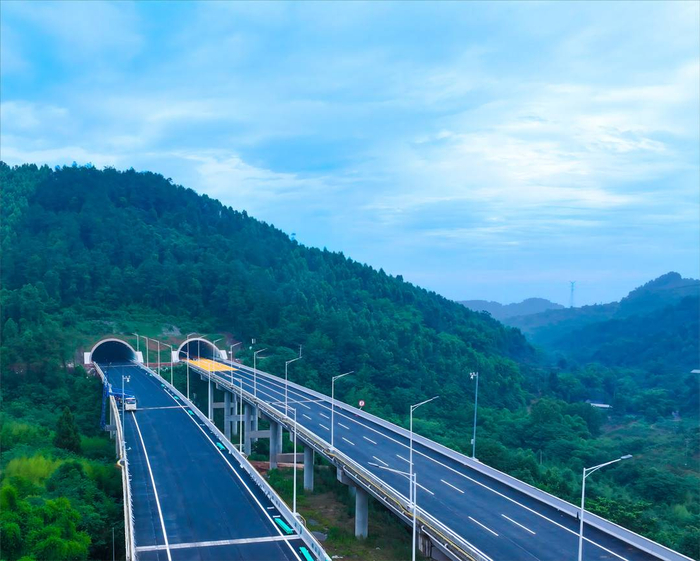 乐山至马边,南充过境北段等项目,全年建成高速公路超过500公里;还将