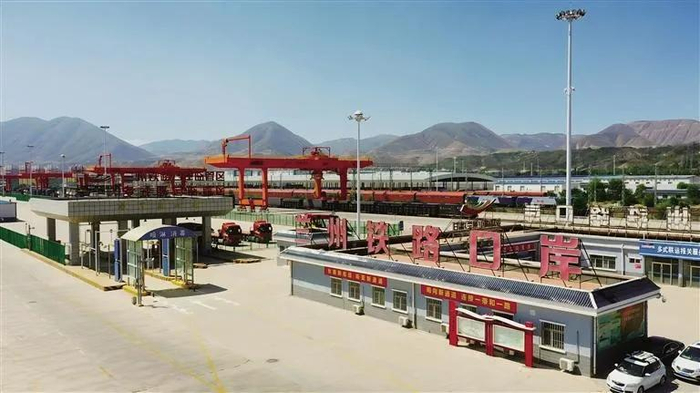 铁路口岸整齐排列的待运集装箱