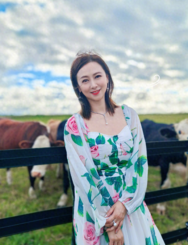 翁虹55岁了,旅游穿搭不露背不露腰,一般人24岁都难以实现这状态
