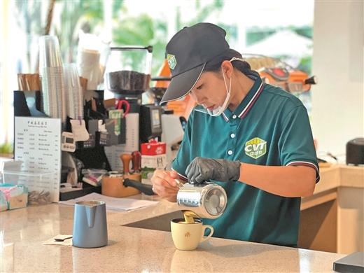 咖啡厅里，咖啡师正在调制鸡蛋咖啡。 叶凤煜/摄