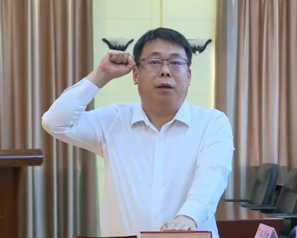 苑芳江进行宪法宣誓（来源：伊春电视台画面）