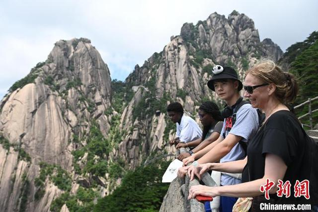 7月31日，来自美国马里兰州的高中生研学团一行登黄山、访宏村，领略世界遗产之美。中新社记者 韩苏原 摄