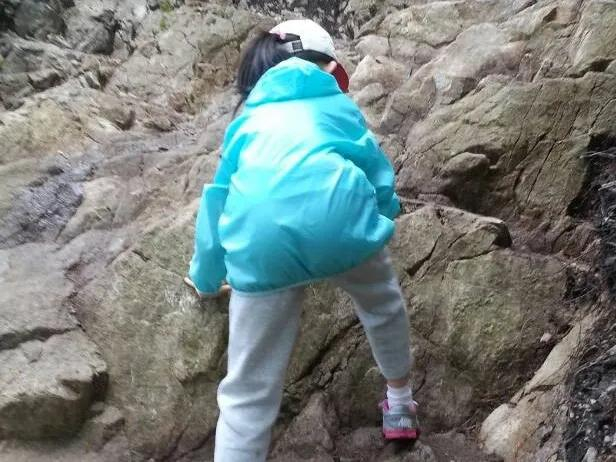 ■小时候女儿的背影。