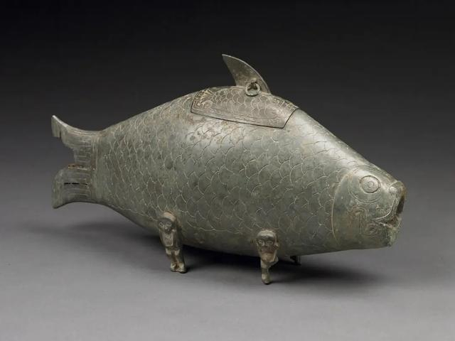 △西周鲤鱼尊是2800多年前的“锦鲤”，现藏于宝鸡青铜器博物院。