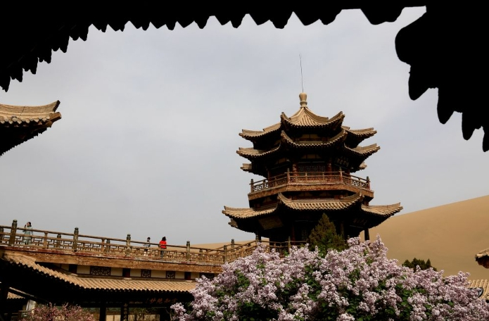 甘肃省敦煌市鸣沙山月牙泉景区。新华社发 张晓亮 摄