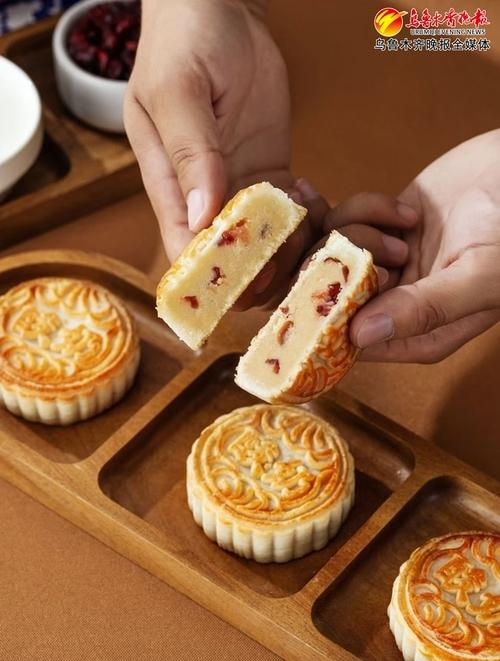　　今年，新疆金派利尔大巴扎食品有限公司还推出了酸奶月饼，加入蔓越莓后酸甜可口。记者郭玲摄
