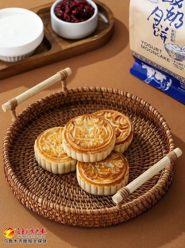　　新疆金派利尔大巴扎食品有限公司推出的奶皮子月饼网络销售已经突破50万单。受访者供图