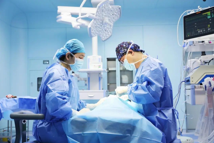 董晨彬主任（右）手术中/受访者供图